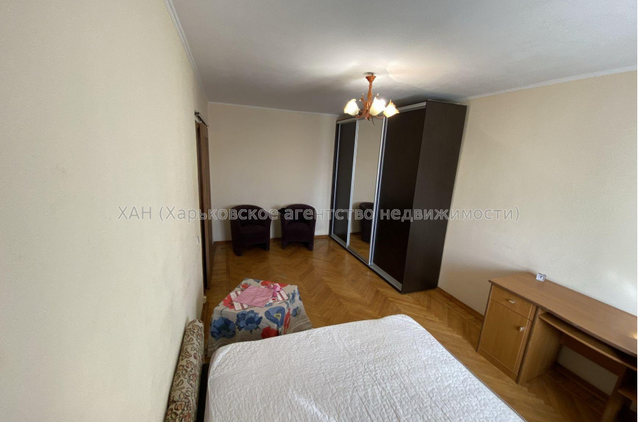 Продам квартиру, Защитников Неба ул. , 1  ком., 33 м², капитальный ремонт 