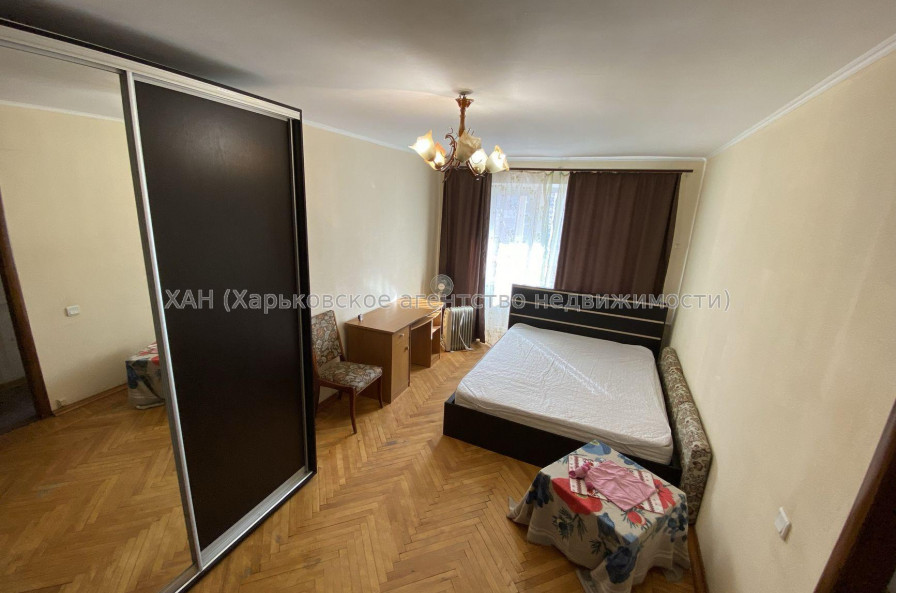 Продам квартиру, Защитников Неба ул. , 1  ком., 33 м², капитальный ремонт 