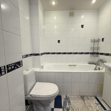 Продам квартиру, Тракторостроителей просп. , 63 , 3 кім., 65 м², капитальный ремонт 