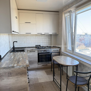 Продам квартиру, Тракторостроителей просп. , 63 , 3 кім., 65 м², капитальный ремонт 