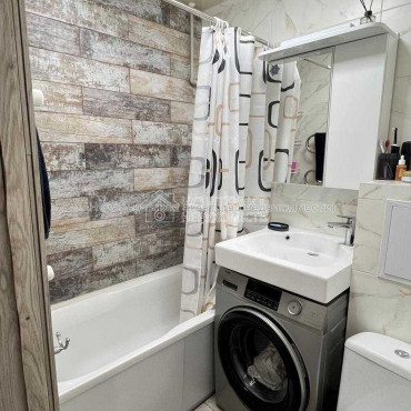 Продам квартиру, Байрона пр-т , 167 , 2 кім., 45 м², капитальный ремонт 