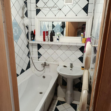 Продам квартиру, Бригады Хартия ул. , 3 кім., 53 м², косметический ремонт 