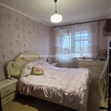 Продам квартиру, Братьев Гипиков ул. , 3 кім., 66.40 м², советский ремонт 