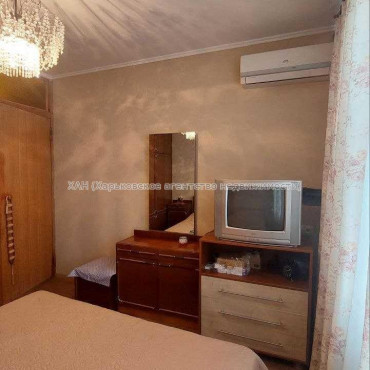 Продам квартиру, Непокоренных ул. , 70 , 2 кім., 46 м², капитальный ремонт 