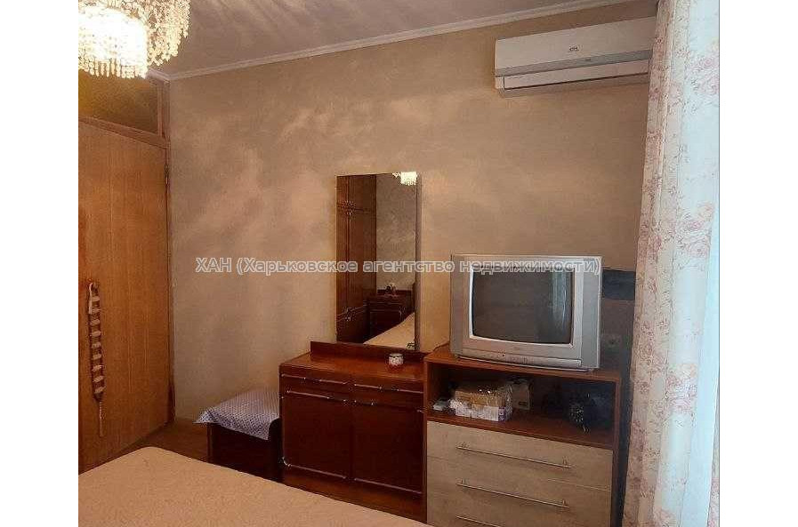 Продам квартиру, Непокоренных ул. , 70 , 2 кім., 46 м², капитальный ремонт 