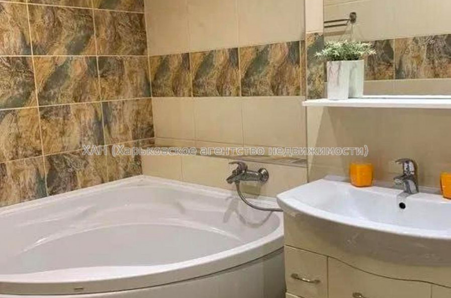 Продам квартиру, Соборности Украины ул. , 3 кім., 106 м², капитальный ремонт 