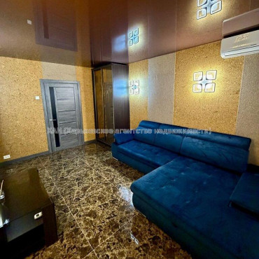 Продам квартиру, Гвардейцев Широнинцев ул. , 3 кім., 67 м², капитальный ремонт 