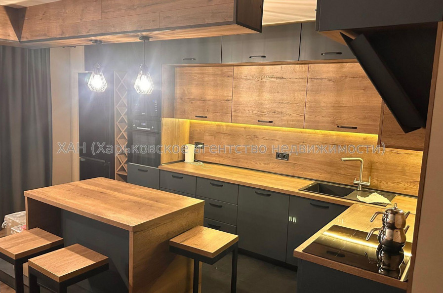 Продам квартиру, Гвардейцев Широнинцев ул. , 3 кім., 102 м², авторский дизайн 