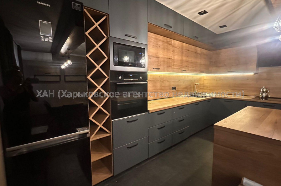 Продам квартиру, Гвардейцев Широнинцев ул. , 3 кім., 102 м², авторский дизайн 