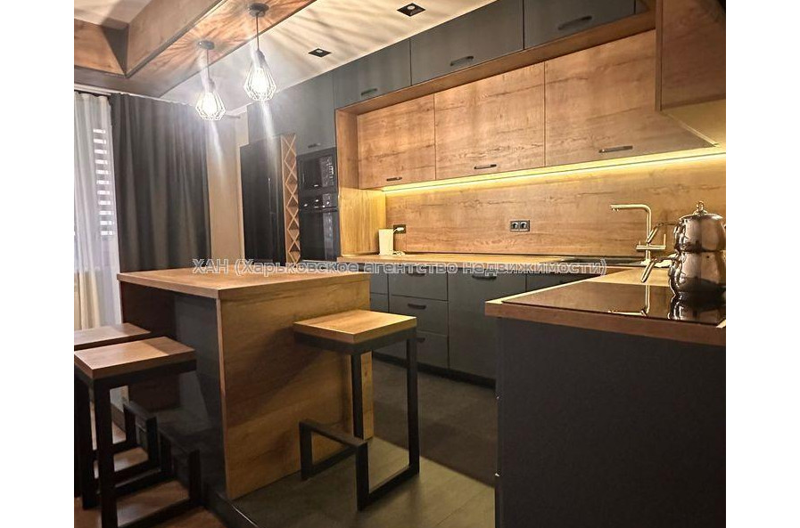 Продам квартиру, Гвардейцев Широнинцев ул. , 3 кім., 102 м², авторский дизайн 