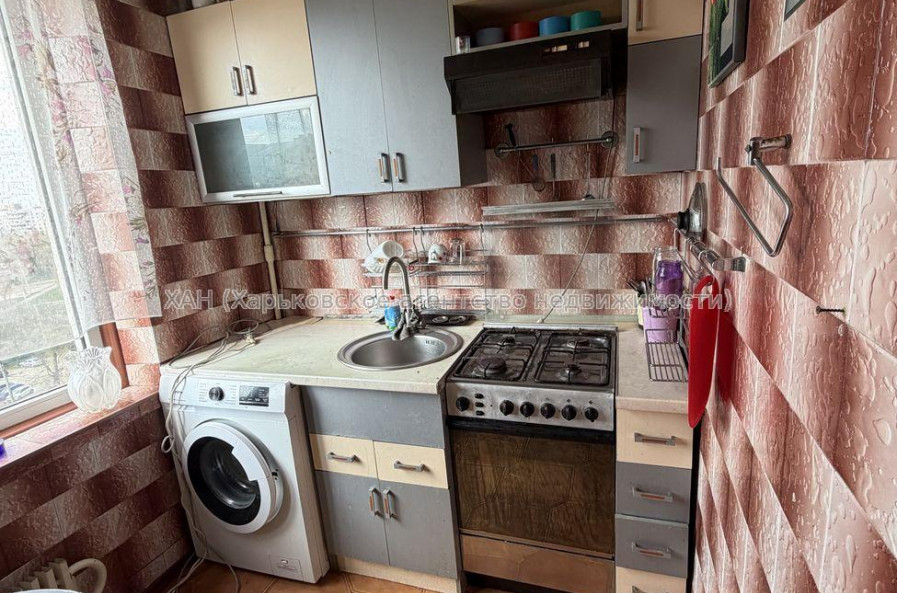 Продам квартиру, Валентиновская ул. , 3 кім., 65 м², косметический ремонт 