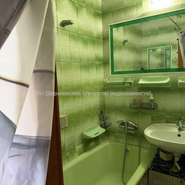 Продам квартиру, Валентиновская ул. , 3 кім., 65 м², косметический ремонт 