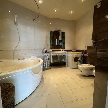 Продам квартиру, Барабашова академика ул. , 2  ком., 68 м², капитальный ремонт 