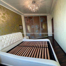 Продам квартиру, Барабашова академика ул. , 2  ком., 68 м², капитальный ремонт