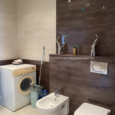 Продам квартиру, Барабашова академика ул. , 2  ком., 68 м², капитальный ремонт 