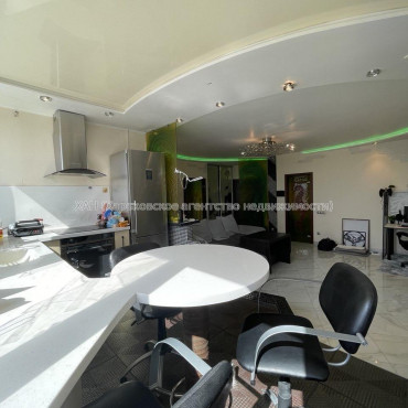 Продам квартиру, Барабашова академика ул. , 2  ком., 68 м², капитальный ремонт 