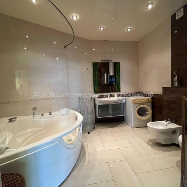 Продам квартиру, Барабашова академика ул. , 2 кім., 68 м², капитальный ремонт 