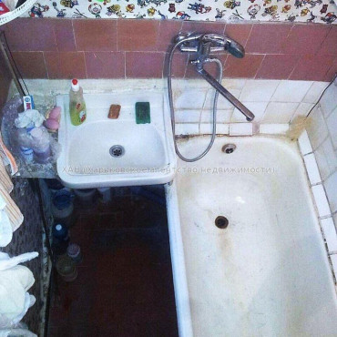 Продам квартиру, Вокзальная ул. , 3 кім., 65 м², косметический ремонт 