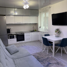 Продам квартиру, Мира ул. , 3 кім., 76 м², евроремонт