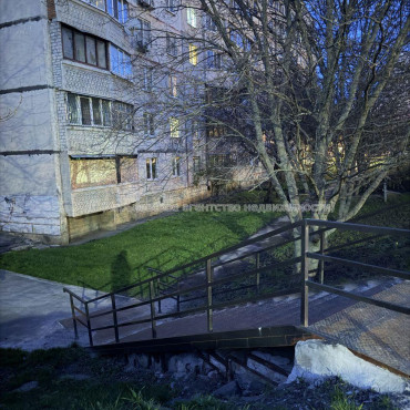 Продам квартиру, Соборности Украины ул. , 2  ком., 45 м², косметический ремонт 