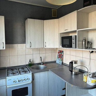 Продам квартиру, Победы просп. , 1  ком., 30 м², капитальный ремонт 