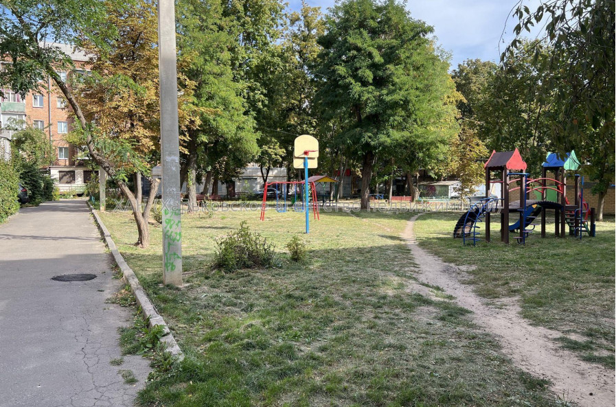 Продам квартиру, Защитников Неба ул. , 1 кім., 12 м², советский ремонт 