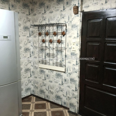 Продам квартиру, Гвардейцев Широнинцев ул. , 3 кім., 64 м², советский ремонт 