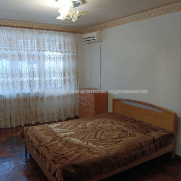 Продам квартиру, Гвардейцев Широнинцев ул. , 3 кім., 64 м², советский ремонт 