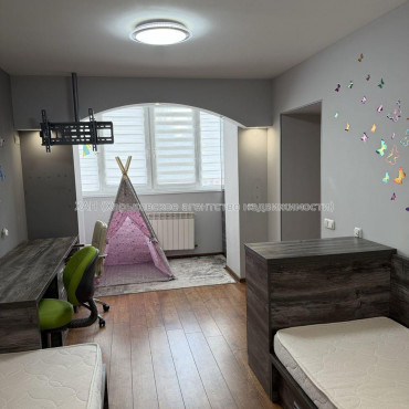 Продам квартиру, Шишковская ул. , 3 кім., 85 м², капитальный ремонт 