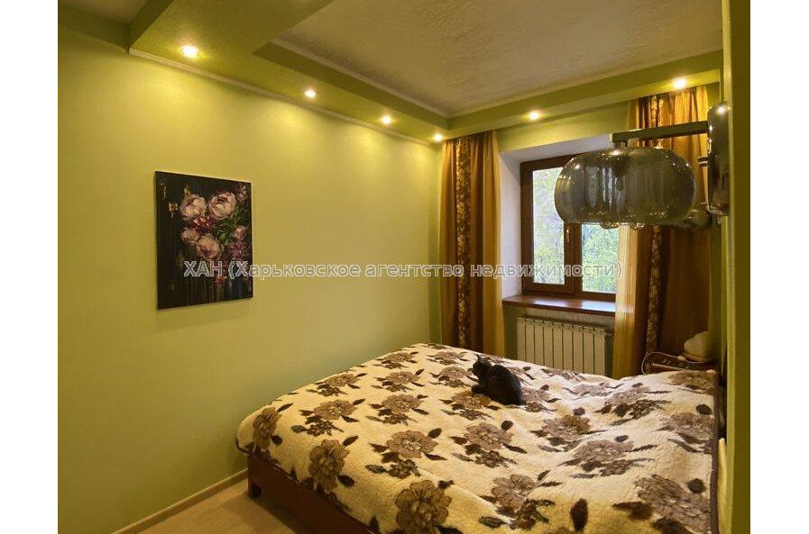 Продам квартиру, Александра Олеся ул. , 2 кім., 43.90 м², капитальный ремонт 