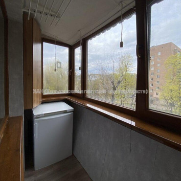 Продам квартиру, Александра Олеся ул. , 2 кім., 43.90 м², капитальный ремонт 