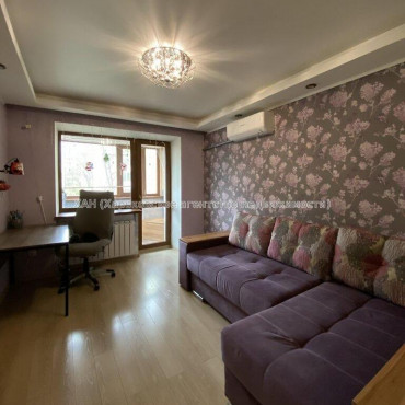 Продам квартиру, Александра Олеся ул. , 2 кім., 43.90 м², капитальный ремонт 