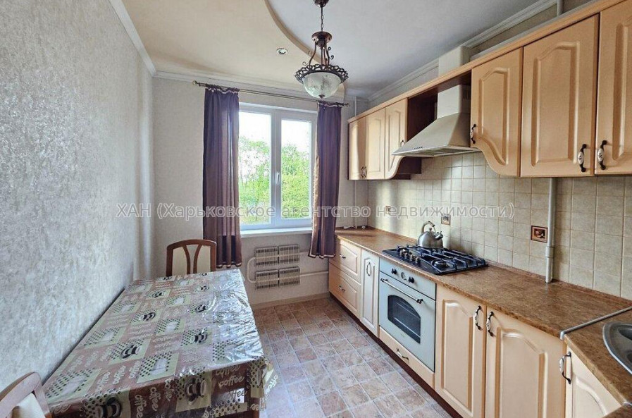 Продам квартиру, Натальи Ужвий ул. , 3  ком., 70 м², капитальный ремонт 