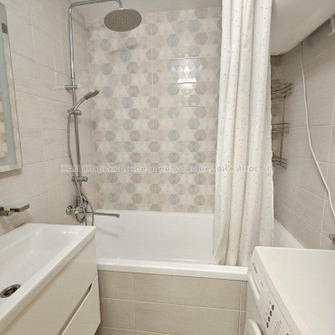Продам квартиру, Натальи Ужвий ул. , 3  ком., 70 м², капитальный ремонт 