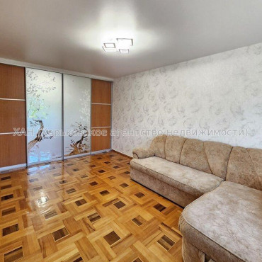 Продам квартиру, Натальи Ужвий ул. , 3  ком., 70 м², капитальный ремонт 