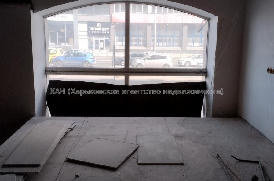 Продам нежилую недвижимость, помещение свободного назначения , 7  ком., 202 м², частичный ремонт 