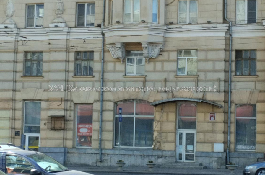 Продам нежилую недвижимость, помещение свободного назначения , 7  ком., 202 м², частичный ремонт 