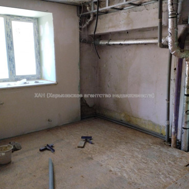 Продам нежилую недвижимость, помещение свободного назначения , 7  ком., 202 м², частичный ремонт 