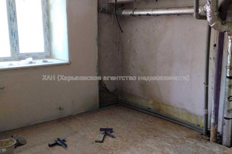 Продам нежилую недвижимость, помещение свободного назначения , 7  ком., 202 м², частичный ремонт 