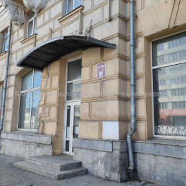Продам нежилую недвижимость, помещение свободного назначения , 7  ком., 202 м², частичный ремонт