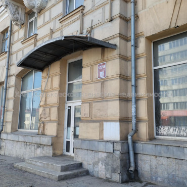 Продам нежилую недвижимость, помещение свободного назначения , 7  ком., 202 м², частичный ремонт 