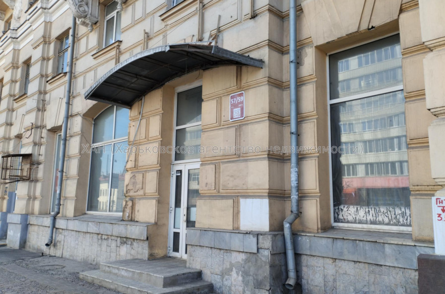 Продам нежилую недвижимость, помещение свободного назначения , 7  ком., 202 м², частичный ремонт 
