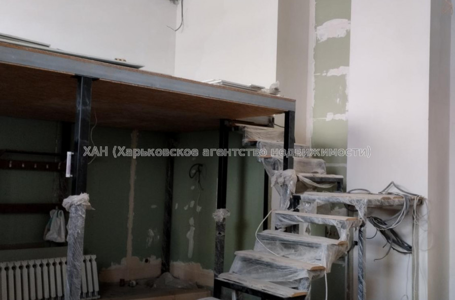 Продам нежилую недвижимость, помещение свободного назначения , 7  ком., 202 м², частичный ремонт 
