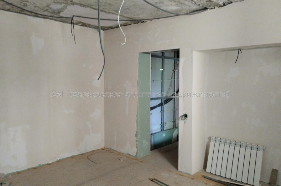 Продам нежилую недвижимость, помещение свободного назначения , 7  ком., 202 м², частичный ремонт 