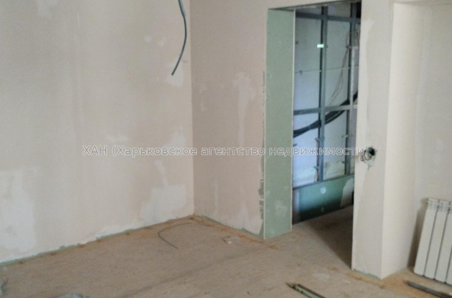 Продам нежилую недвижимость, помещение свободного назначения , 7  ком., 202 м², частичный ремонт 