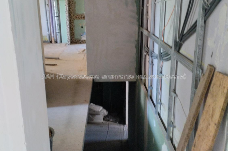 Продам нежилую недвижимость, помещение свободного назначения , 7  ком., 202 м², частичный ремонт 