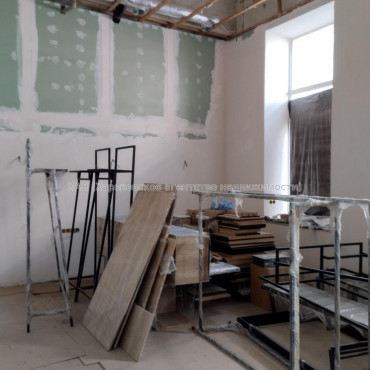 Продам нежилую недвижимость, помещение свободного назначения , 7  ком., 202 м², частичный ремонт 