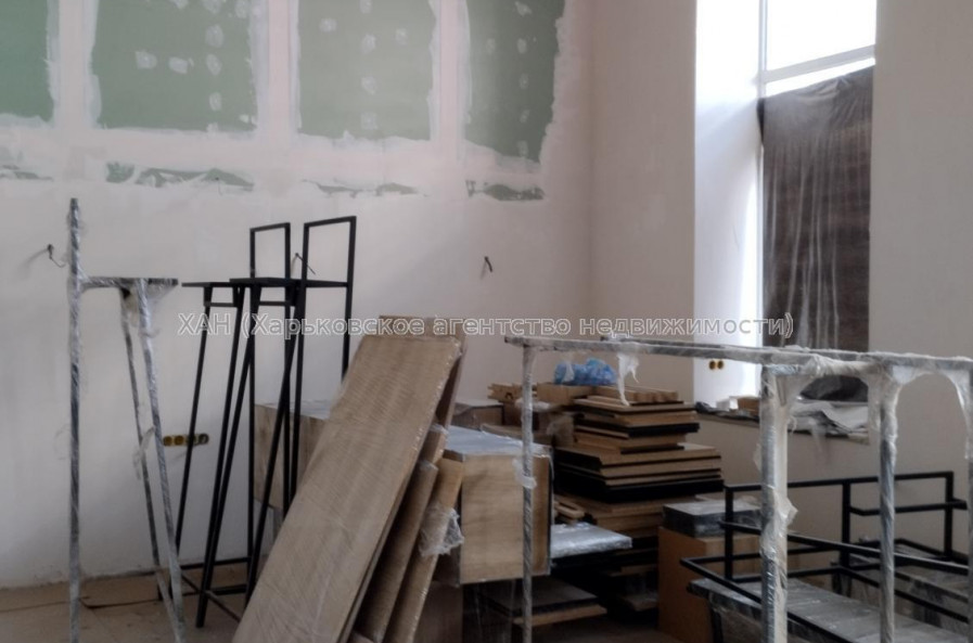 Продам нежилую недвижимость, помещение свободного назначения , 7  ком., 202 м², частичный ремонт 