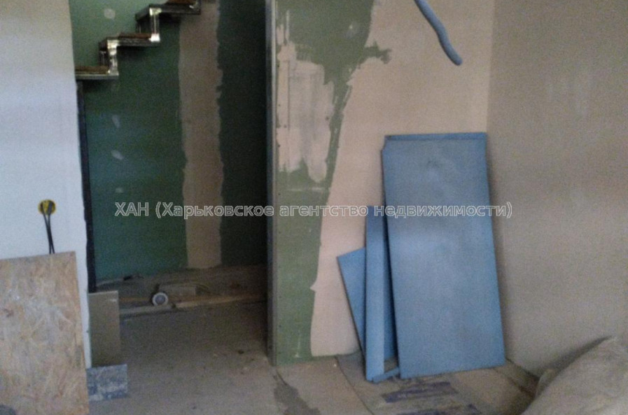 Продам нежилую недвижимость, помещение свободного назначения , 7  ком., 202 м², частичный ремонт 
