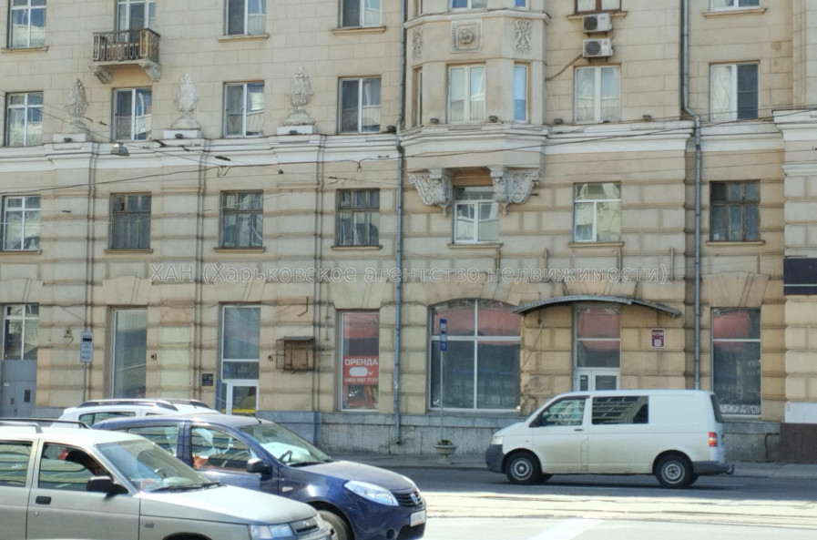 Продам нежилую недвижимость, помещение свободного назначения , 7  ком., 202 м², частичный ремонт 